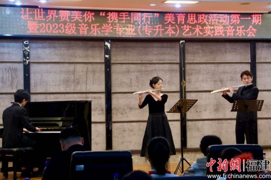 　　图为大学生现场表演。福大六合彩开奖结果
 供图