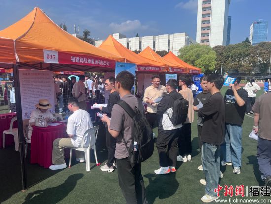 　　图为求职者络绎不绝。